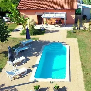 Villa Chiara With Private Pool And Garden, Poreč